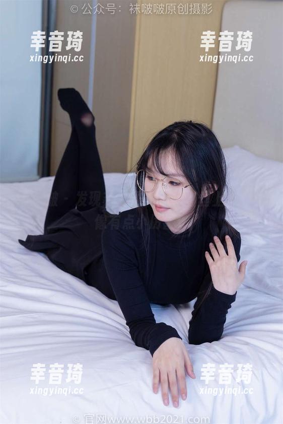 袜啵啵 - 发现苏苏的美图，白丝上线，好像有点小厉害！