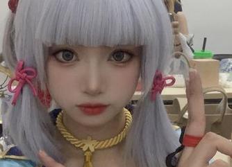 学校的墙壁都被许枳的最新写真征服了，以后谁还上课啊
