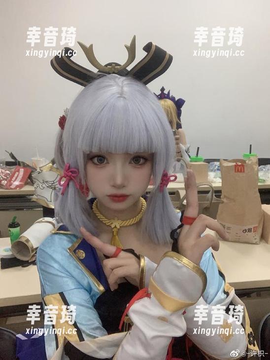学校的墙壁都被许枳的最新写真征服了，以后谁还上课啊
