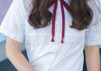 青豆客 – 施忆佳白裙套图：看完我忍不住关心她是不是东风过敏了！