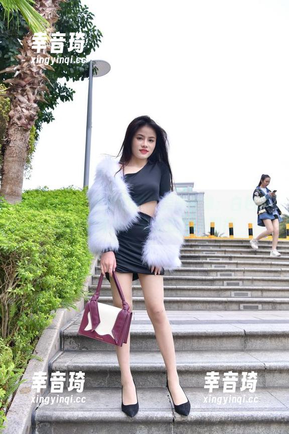 魔镜街拍 - 婷婷的黑丝美腿合集：白色吊带呼之欲出，有点压抑的期待