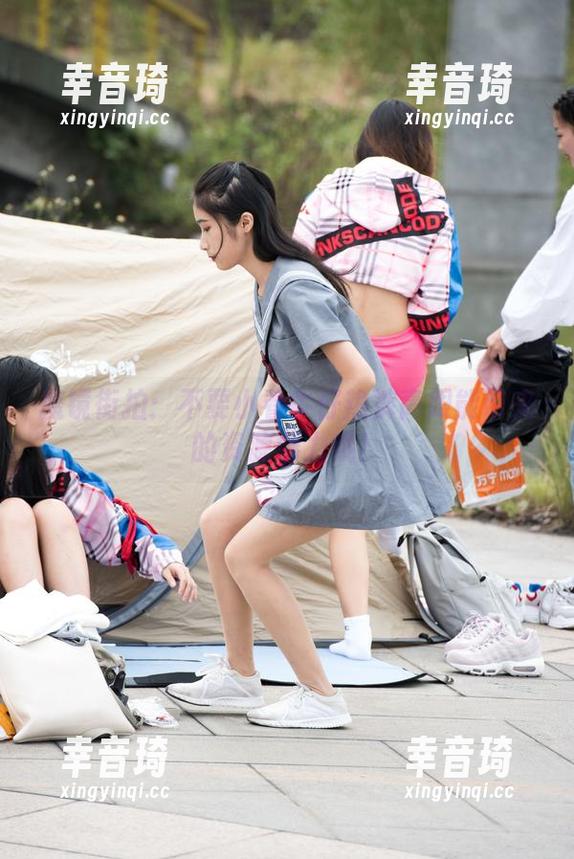 魔镜街拍：不要小看牛仔热裤高跟能带来的资源潜力哦！